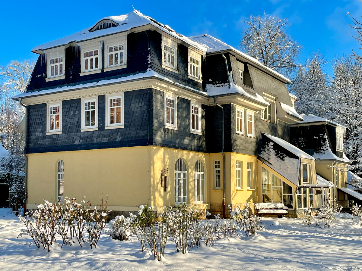 Blick auf das Morgensternhaus im winter