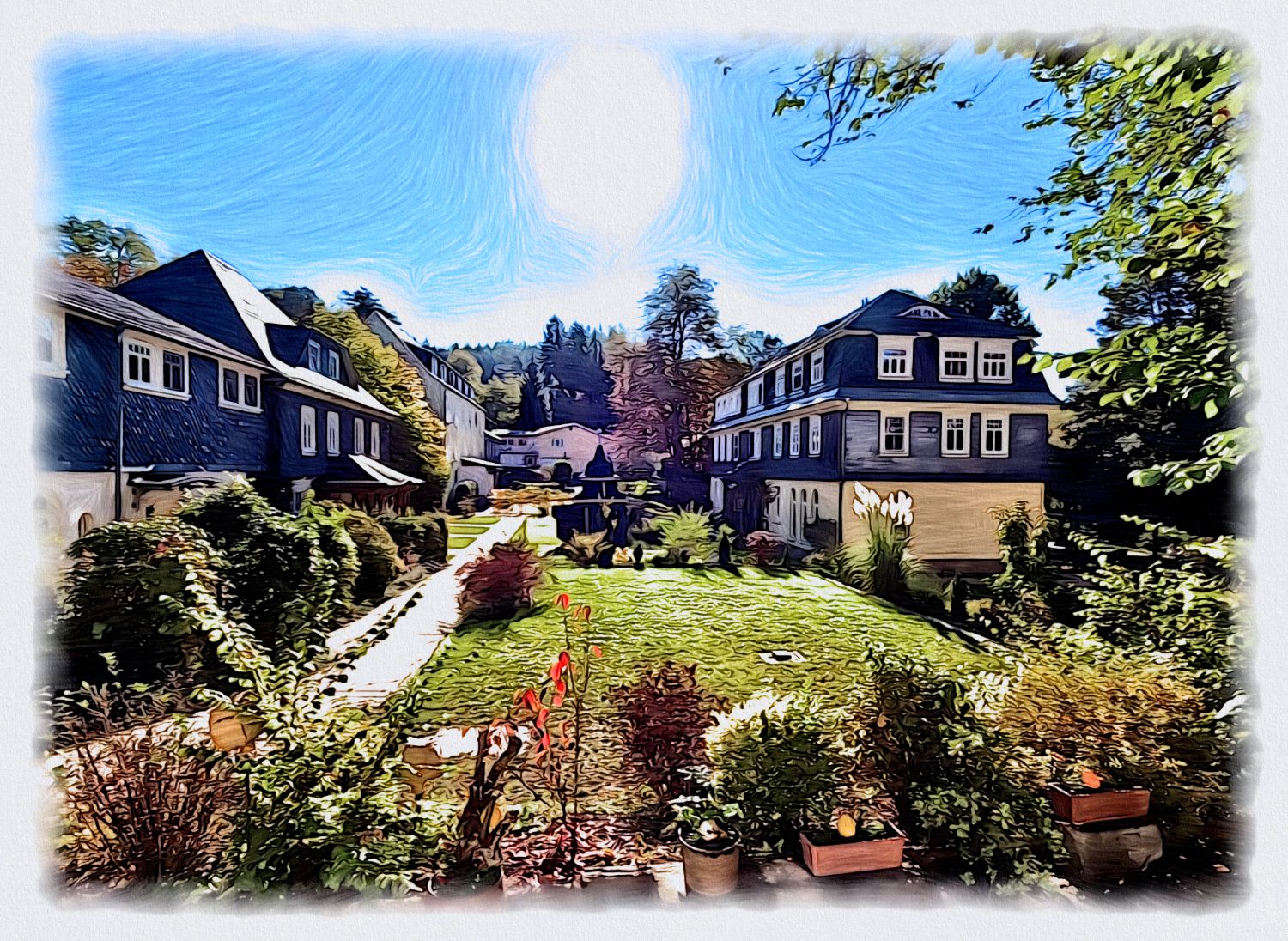 Gemalter Blick über den sonnigen Garten mit Rasen und Blumenkübeln auf zwei Schieferhäuser am Waldrand